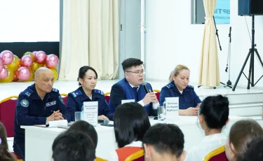 Заң мен тәртіп: Алматыда жастарға сталкингтің алдын алу жолдары түсіндірілді
