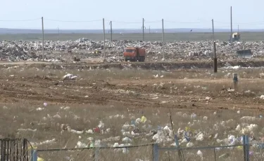 Унесенный ветром: в Актобе пытаются остановить разлет мусора с полигона