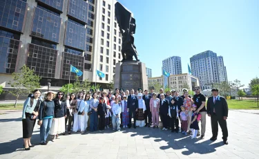 Сенат төрағасы даңқты батыр Рақымжан Қошқарбаевтың ескерткішіне гүл шоғын қойды