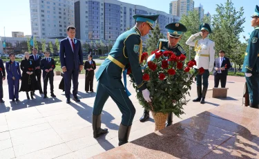 Мемлекеттік кеңесші Бауыржан Момышұлының ескерткішіне гүл шоқтарын қойды