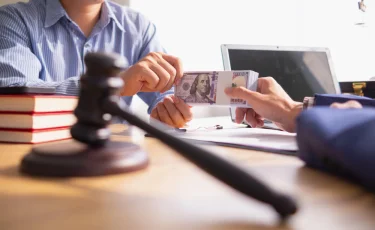 Сотрудница госдоходов и группа лиц задержаны в Восточном Казахстане за налоговые махинации