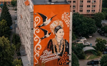 В Алматы появился мурал в честь легендарной Розы Баглановой