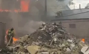 Неподалеку от Астаны спасатели отстояли жилой дом при пожаре в магазине