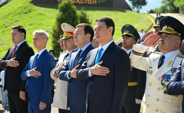 Алматыда Отан қорғаушы күніне орай Мемлекеттік Ту салтанатты түрде көтерілді