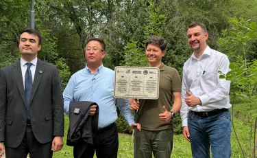 В Алматы открыли аллею скамеек из переработанного пластика