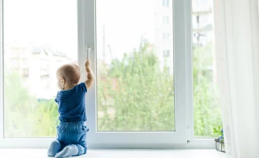 Без родительского контроля: в Сатпаеве 3-летний малыш выпал из окна
