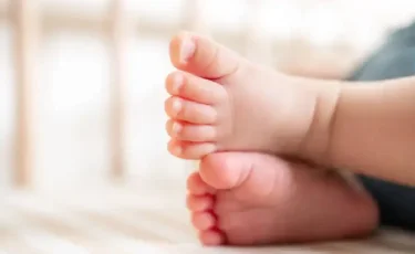 Бір сәттік бейқамдық: Сәтбаевта 3 жастағы бүлдіршін терезеден құлап, көз жұмды
