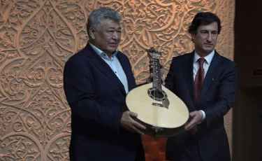 Мәдени алтын көпір: Ықылас музейінің қоры португалдық дәстүрлі гитаралармен толықты