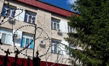 СҚО-да әкесін тепкінің астына алған ер адам қамауға алынды