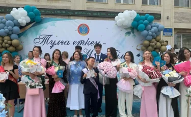 Димаш Құдайберген мүгедектігі бар «Алтын белгі» иегерін қуантты