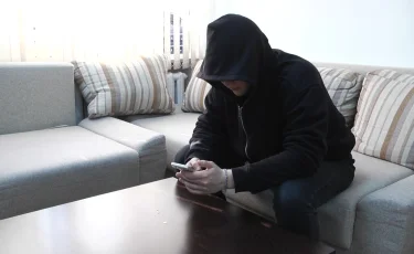 Кодты айтып, 35 жыл тұрған үйімізден айырылдық: алаяқтар зейнеткерді далада қалдырды