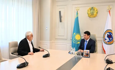 Алматы әкімі Мемлекет басшысының атынан Қазақстанның халық артисі Әлібек Дінішевті 75 жасқа толған мерейтойымен құттықтады