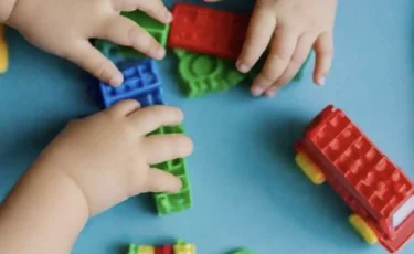 Родители тратят миллионы на путешествия с детьми, но ученые выяснили: обычная дача дает тот же эффект
