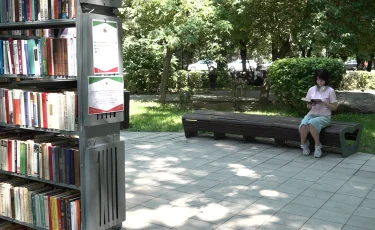 Ашық аспан астындағы кітапхана: Алматыдағы саябақтарда буккроссинг қалай дамып келеді