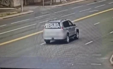 Жолдағы жүгенсіздік: Қарағандыда той кортежінің бес көлігі айып тұрағына қойылды