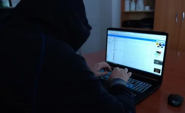 Алаяқтардың жаңа тәсілі: SMS-код сұрайтын «курьерлерден» сақ болыңыз