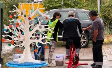 Жители Алматы сдали на переработку более 1200 пластиковых крышек во время экоакции