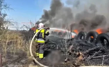Крупный пожар вспыхнул в индустриальной зоне Шымкента