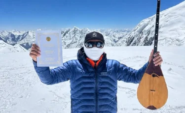 Конституцию Республики Казахстан и казахскую домбру подняли на вершину Памира